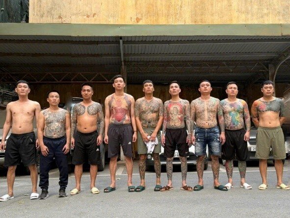 Hà Nội: Bắt ổ nhóm ‘tín dụng đen’ cho vay lãi hơn 5.400%/năm, thu nhiều súng đạn ảnh 1