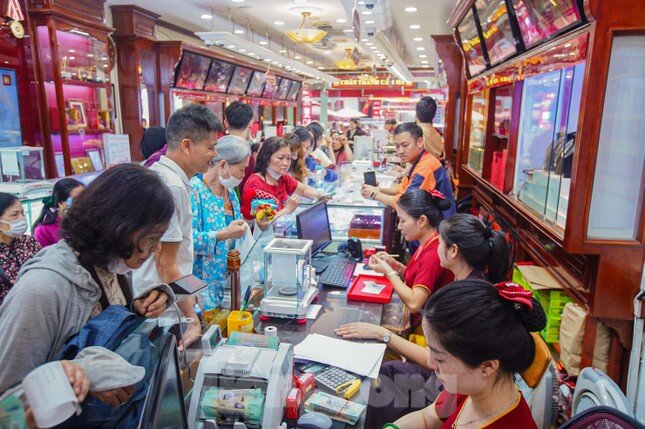 Phó Thủ tướng: Khẩn trương ổn định thị trường vàng