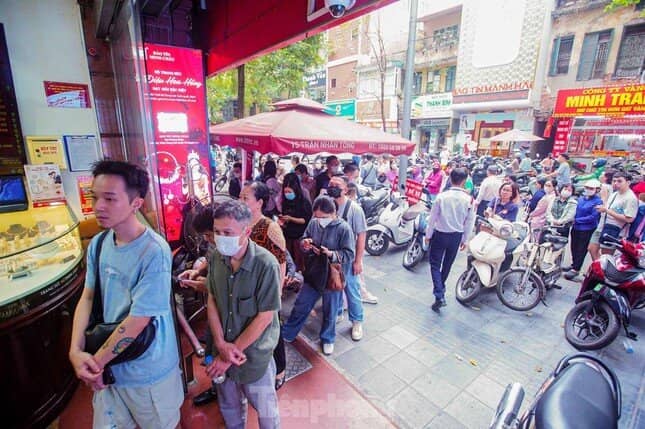 Giá vàng tăng vượt mọi dự báo, 'điên loạn' ở chợ đen