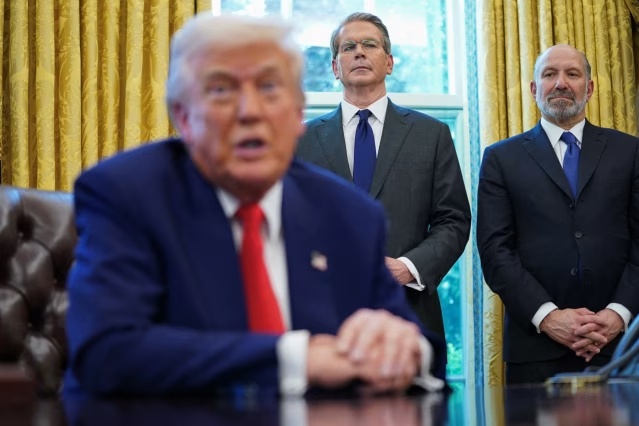 Hậu trường vụ hoãn thuế: Các cố vấn tranh thủ thuyết phục Trump khi Peter Navarro vắng mặt