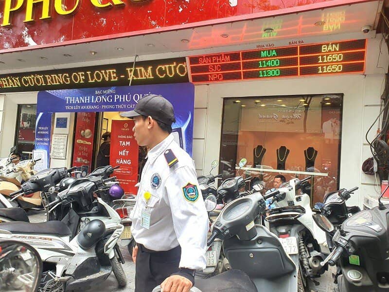Giá vàng ngày 21/4: Tăng dữ dội, khách năn nỉ mua vàng nhưng cửa hàng không bán