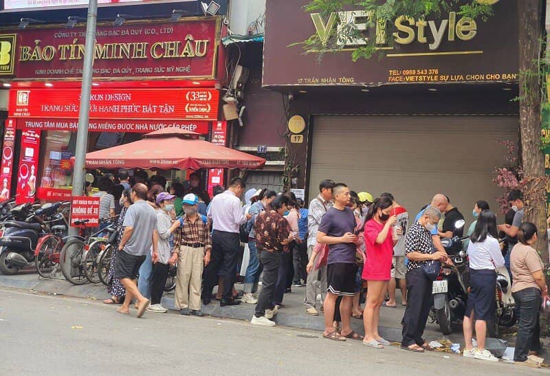 Giá vàng ngày 21/4: Tăng dữ dội, khách năn nỉ mua vàng nhưng cửa hàng không bán