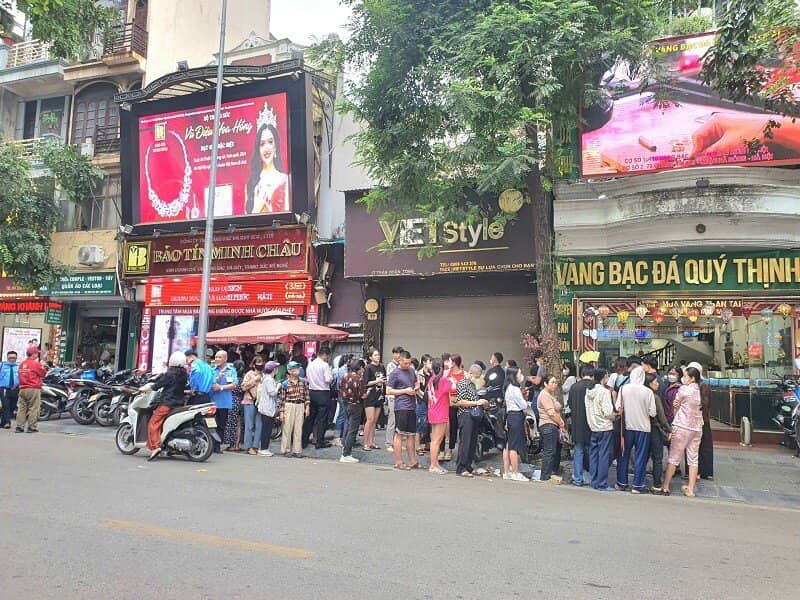 Giá vàng ngày 21/4: Tăng dữ dội, khách năn nỉ mua vàng nhưng cửa hàng không bán