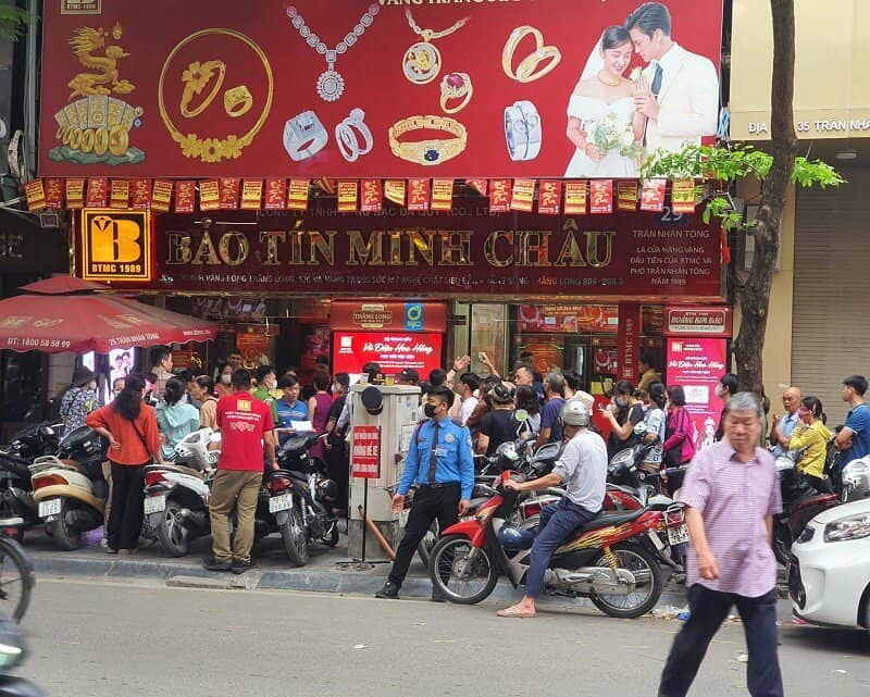 Giá vàng ngày 21/4: Tăng dữ dội, khách năn nỉ mua vàng nhưng cửa hàng không bán