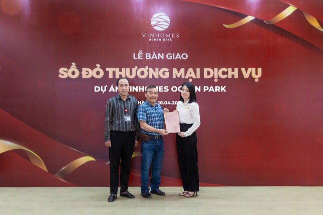 Luật sư: Shop thương mại dịch vụ Vinhomes được cấp sổ đỏ là tín hiệu tích cực ảnh 1