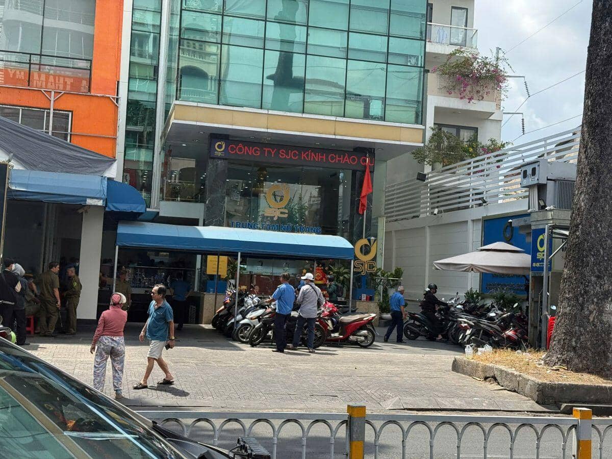 Giá vàng miếng tăng lên 124 triệu đồng/lượng, chuyên gia cảnh báo rủi ro từ cơn sốt bạc