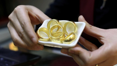 Chuyên gia: "Đu" theo giá vàng rất rủi ro, nhà đầu tư có thể bán và chuyển dần sang chứng khoán vốn đang rẻ