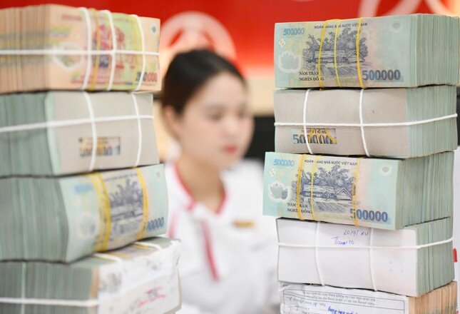 Tiền gửi vào ngân hàng bất ngờ sụt giảm