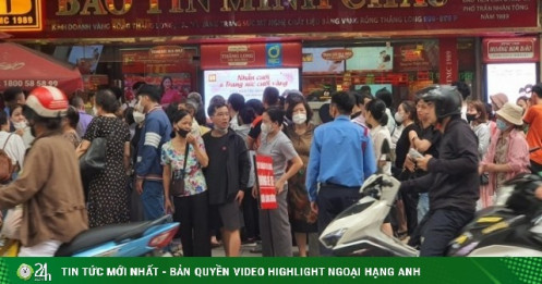 Giá vàng chiều 23/4: Tiếp tục rơi tự do, choáng với cảnh giao dịch tại các tiệm vàng