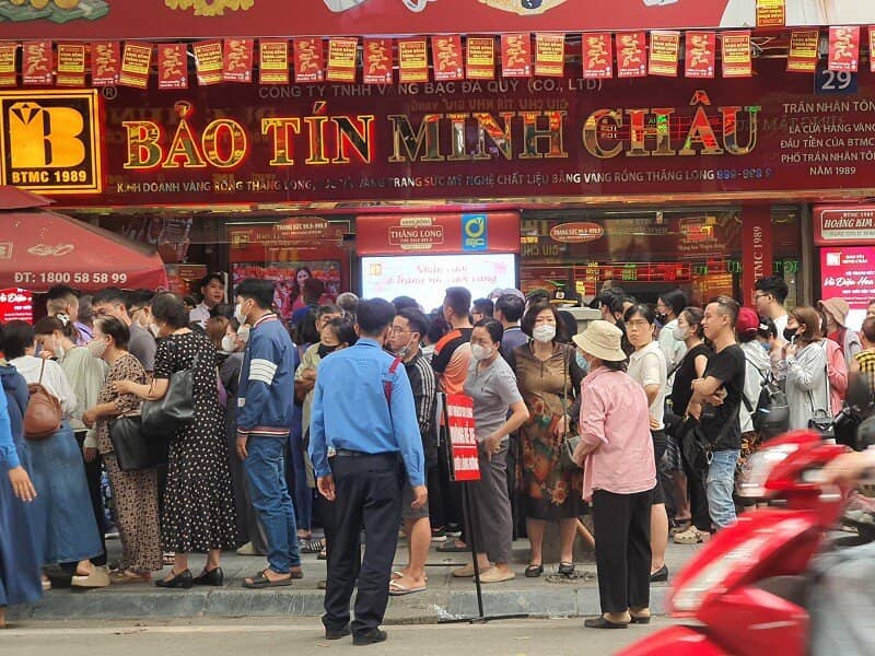 Giá vàng chiều 23/4: Tiếp tục rơi tự do, choáng với cảnh giao dịch tại các tiệm vàng