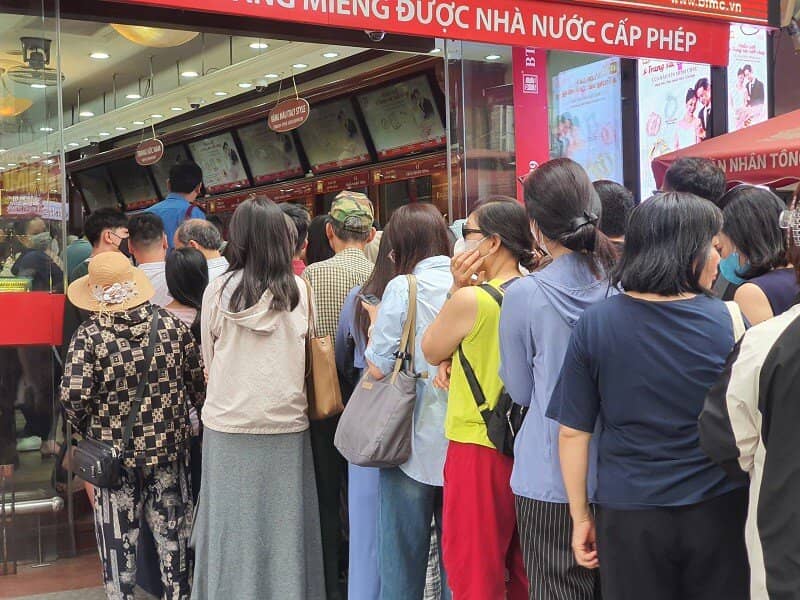 Giá vàng chiều 23/4: Tiếp tục rơi tự do, choáng với cảnh giao dịch tại các tiệm vàng