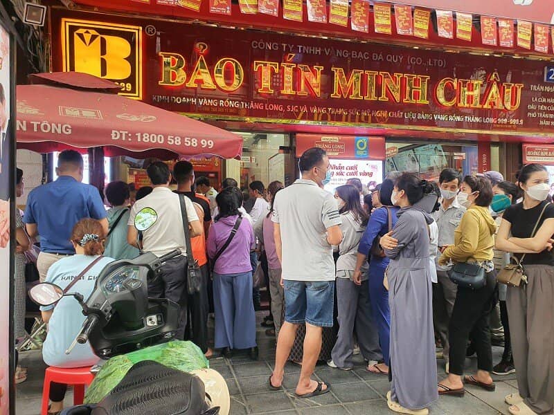 Giá vàng chiều 23/4: Tiếp tục rơi tự do, choáng với cảnh giao dịch tại các tiệm vàng