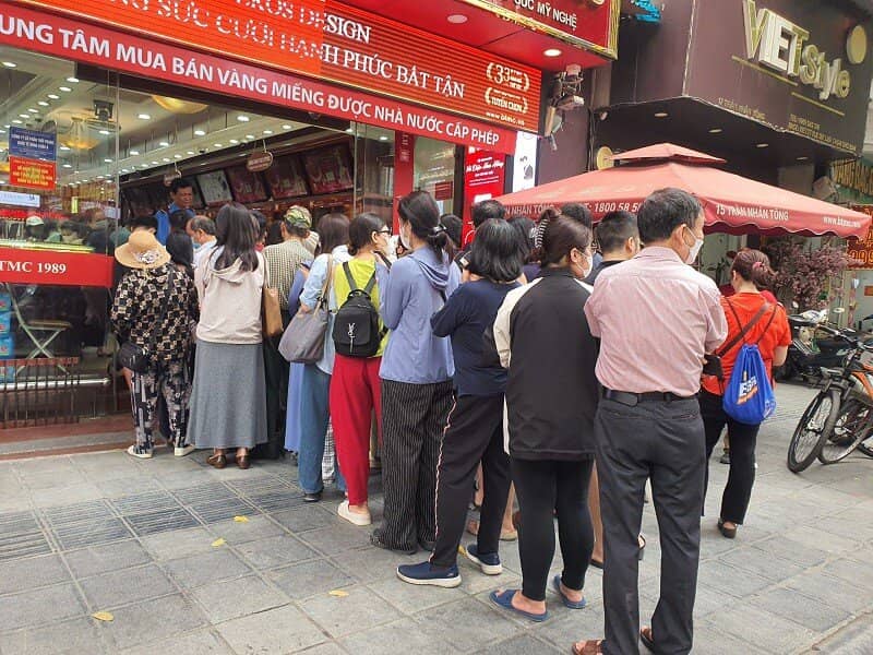 Giá vàng chiều 23/4: Tiếp tục rơi tự do, choáng với cảnh giao dịch tại các tiệm vàng