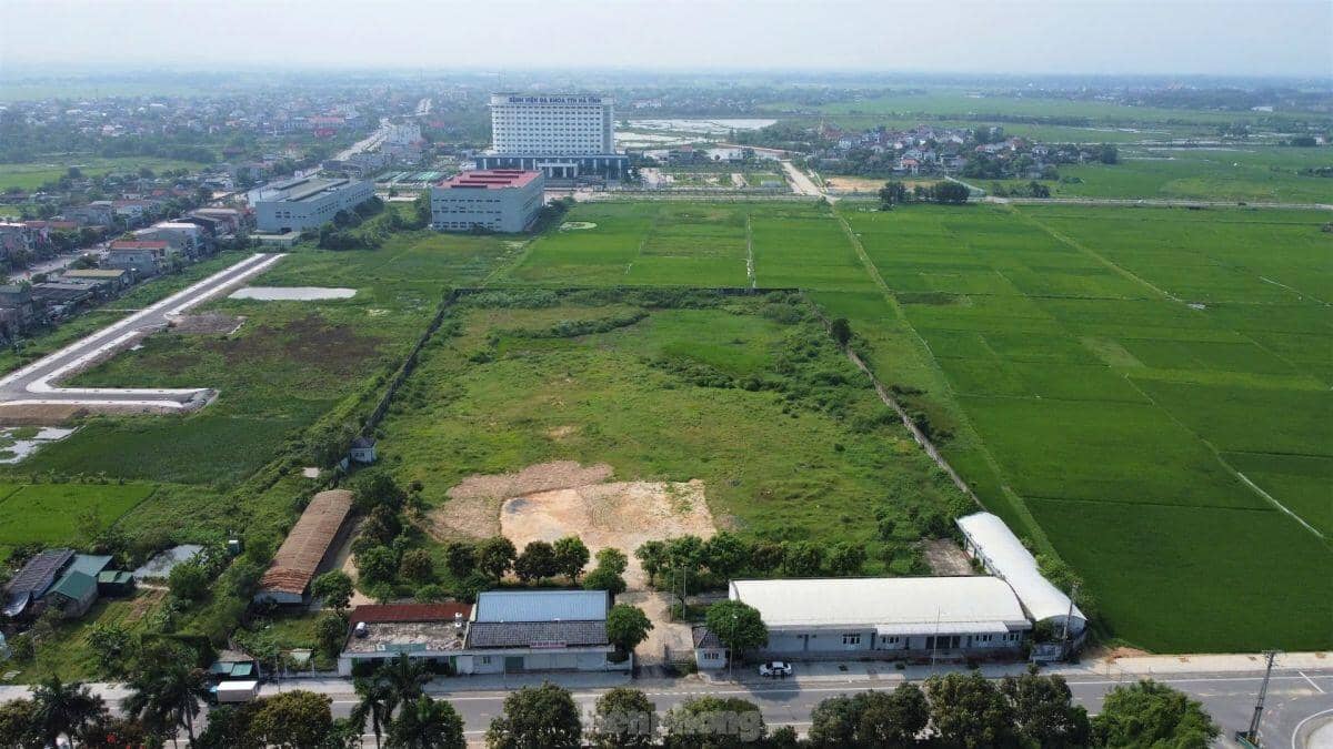 Loạt dự án trên ‘đất vàng’ dở dang, hoang tàn ở trung tâm TP Hà Tĩnh