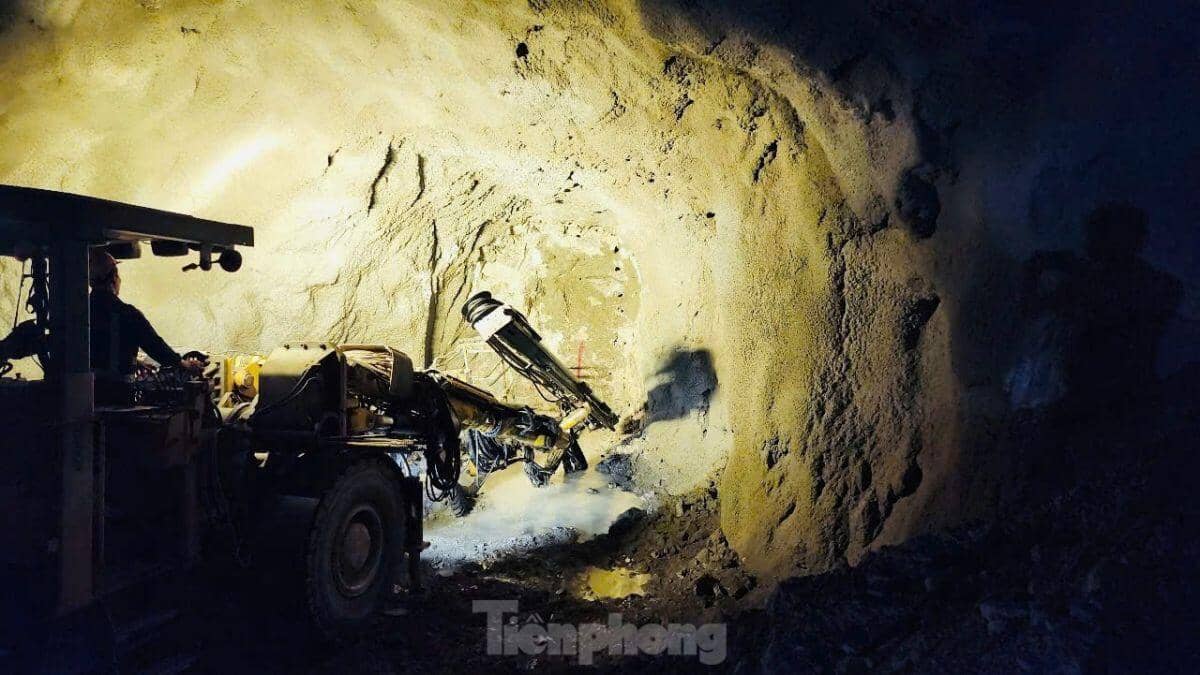 Sắp thông hầm xuyên núi dài nhất cao tốc Bắc - Nam ảnh 14