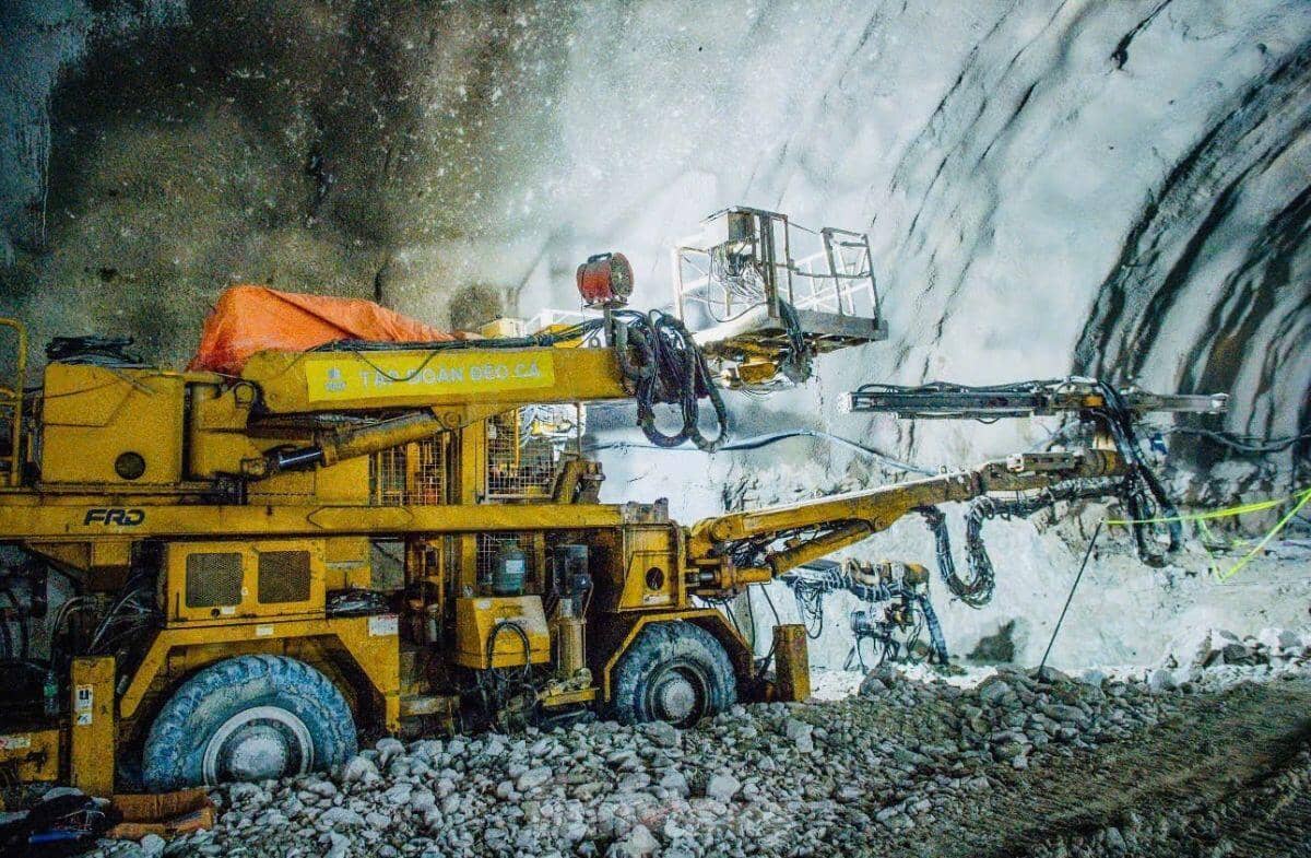 Sắp thông hầm xuyên núi dài nhất cao tốc Bắc - Nam ảnh 15