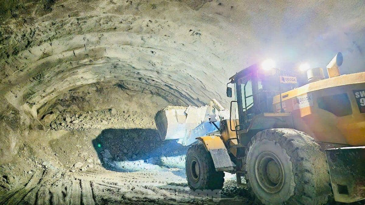 Sắp thông hầm xuyên núi dài nhất cao tốc Bắc - Nam ảnh 29