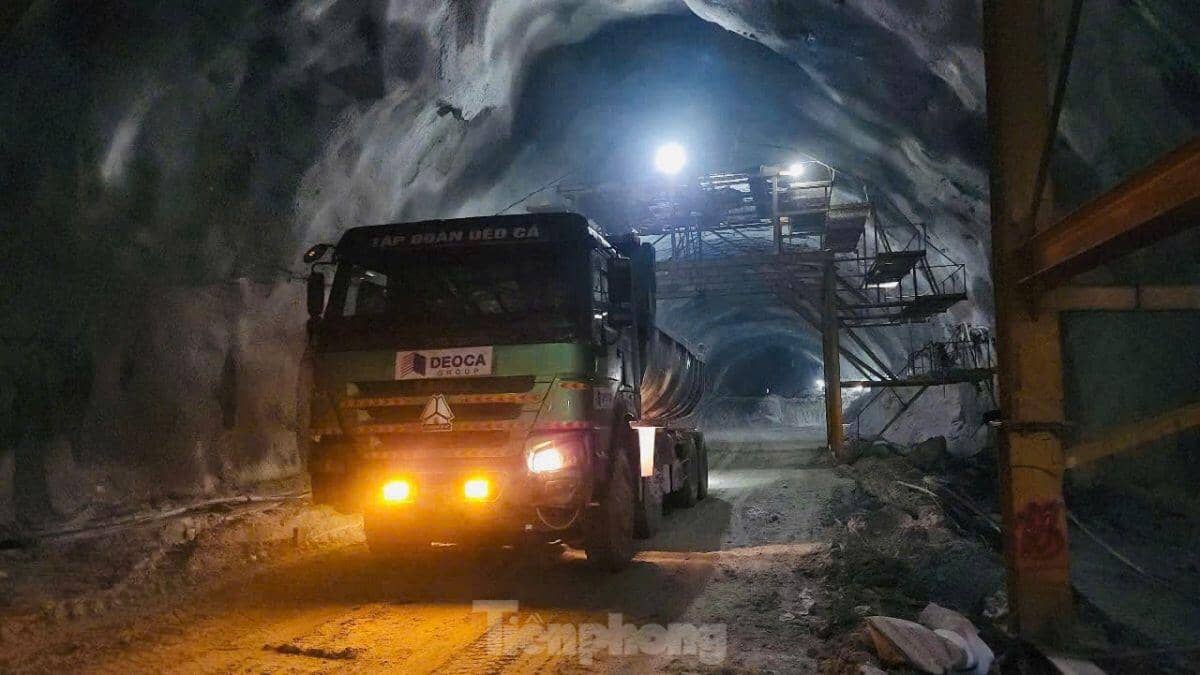 Sắp thông hầm xuyên núi dài nhất cao tốc Bắc - Nam ảnh 27