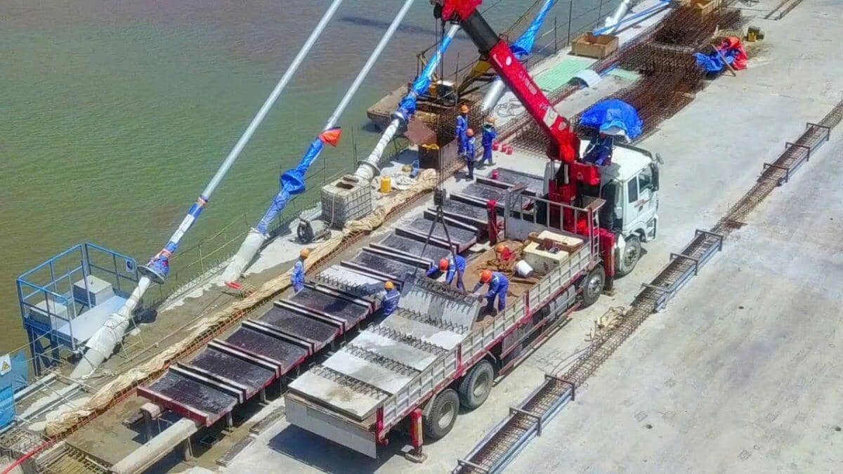 400 người thi công cầu Rạch Miễu 2 không nghỉ lễ 30/4 ảnh 4