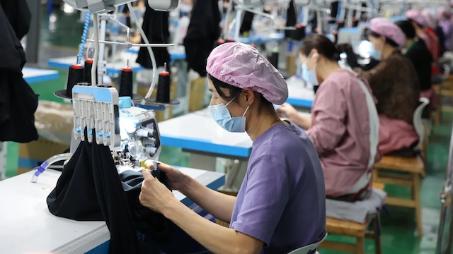 Bị Mỹ áp thuế, các nhà máy Trung Quốc ngừng sản xuất, tìm đường sống