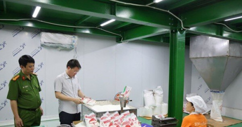 Cơ sở sản xuất dầu ăn, mì chính, hạt nêm giả tuồn hàng vào bếp ăn khu công nghiệp