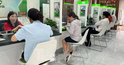 'Nhàn tênh' giao dịch ở ngân hàng ngày cuối trước kỳ nghỉ lễ 30/4