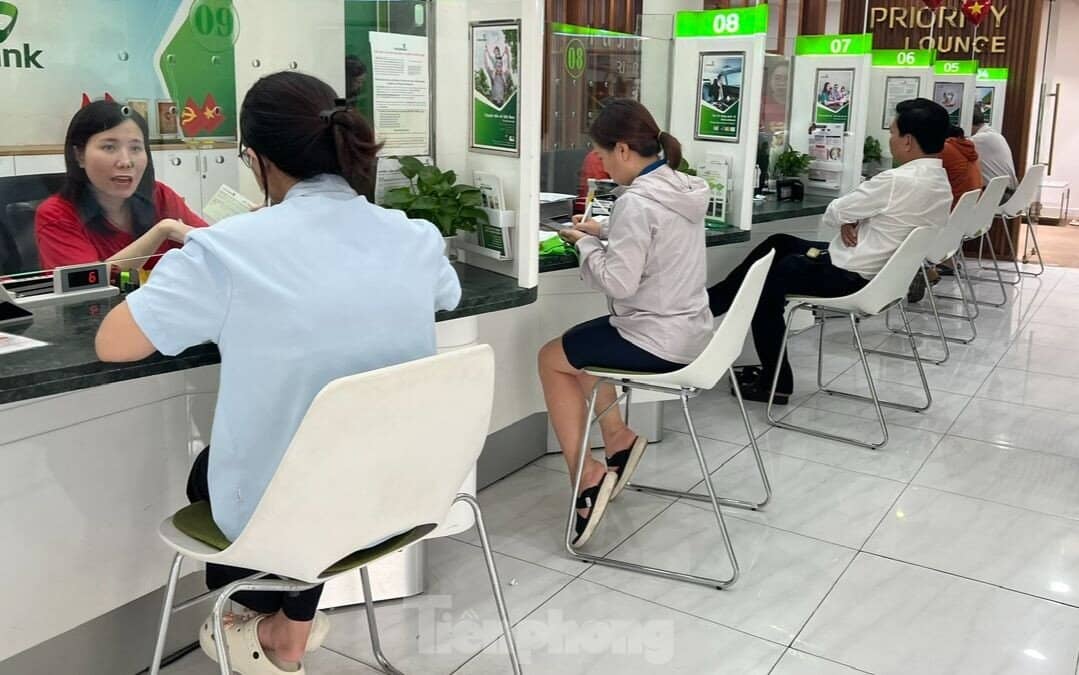 Nhàn tênh giao dịch ở ngân hàng ngày cuối trước kỳ nghỉ lễ 30/4 ảnh 1