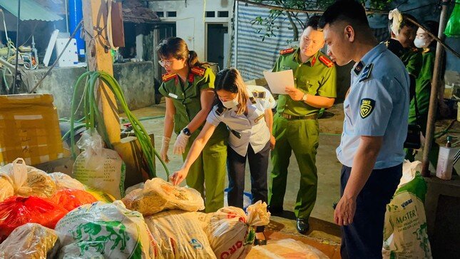 Hà Nội: Phát hiện hơn 10 tấn nội tạng trâu, bò bốc mùi chuẩn bị tiêu thụ trong dịp nghỉ lễ ảnh 1