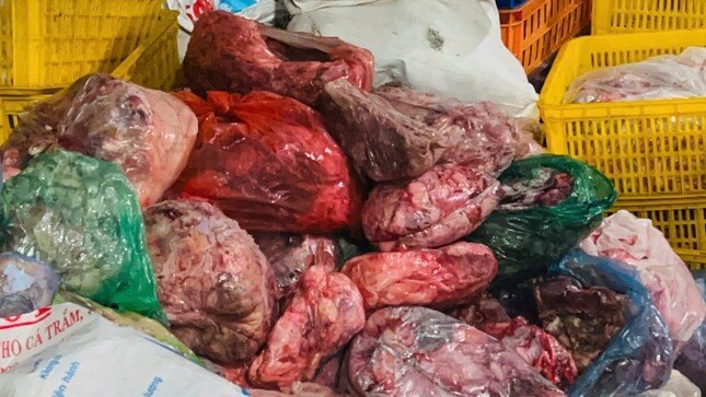 Hà Nội: Phát hiện hơn 10 tấn nội tạng trâu, bò bốc mùi chuẩn bị tiêu thụ trong dịp nghỉ lễ ảnh 6