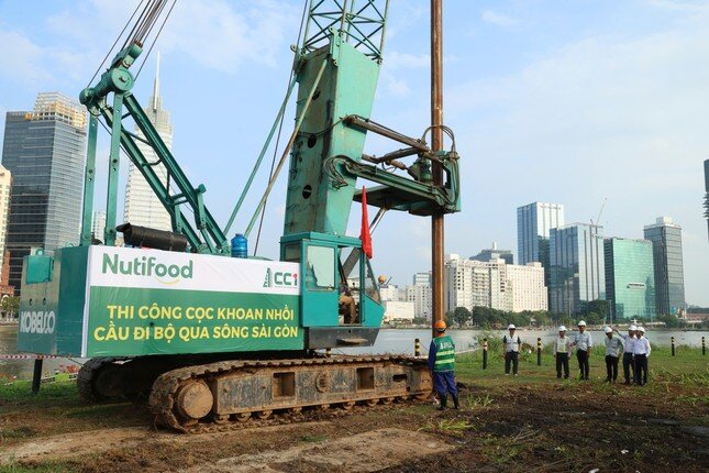 Dự án cầu đi bộ qua sông Sài Gòn chính thức thực hiện mũi khoan cọc đầu tiên ảnh 1
