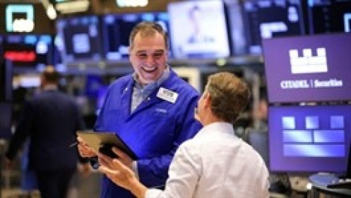 Dow Jones cộng 300 điểm, S&P 500 tăng 6 phiên liên tiếp