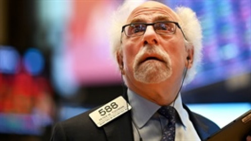 Dow Jones mất gần 700 điểm sau thông tin bất ngờ về GDP
