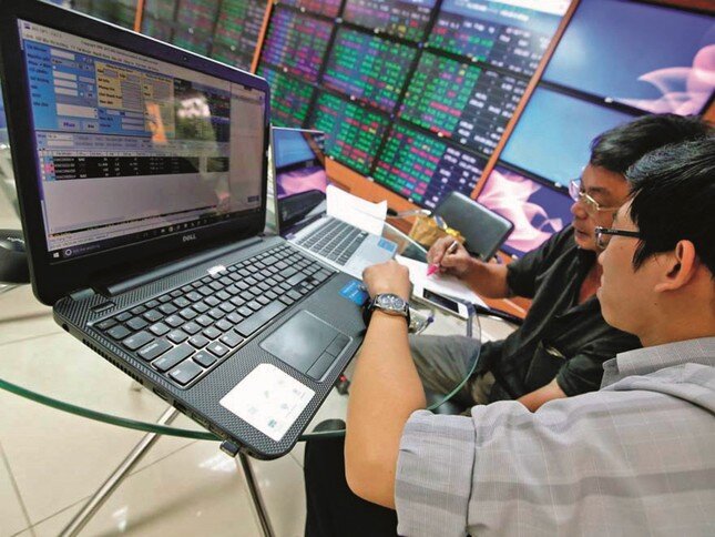 Lý do nhiều công ty chứng khoán làm việc xuyên lễ