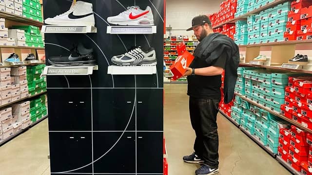 Nike, Adidas và hơn 70 thương hiệu giày Mỹ gửi thư khẩn tới ông Trump, mong muốn được miễn thuế