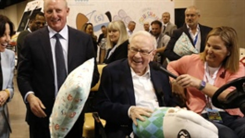 Kết thúc một kỷ nguyên: Warren Buffett đề xuất trao chức CEO Berkshire Hathaway cho Greg Abel