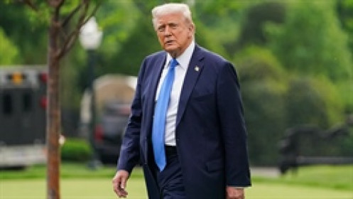 Ông Trump: "Kinh tế tốt là nhờ tôi, tệ do Biden"