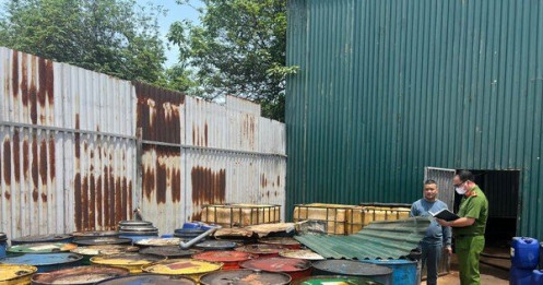 Khởi tố vụ xưởng sản xuất dầu tái chế đổ trộm chất thải nguy hại