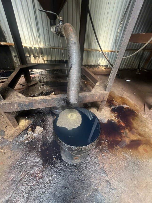 Khởi tố vụ xưởng sản xuất dầu tái chế đổ trộm chất thải nguy hại ảnh 2
