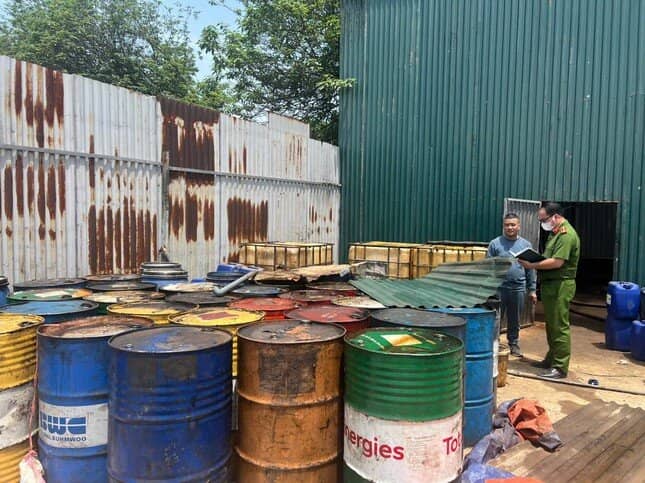 Khởi tố vụ xưởng sản xuất dầu tái chế đổ trộm chất thải nguy hại ảnh 1