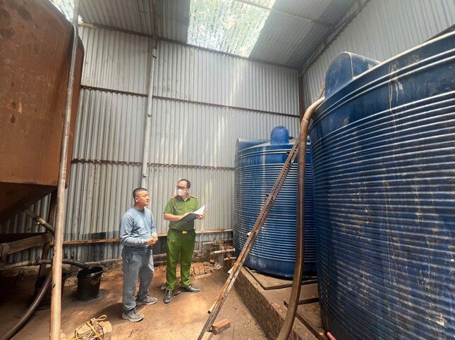 Khởi tố vụ xưởng sản xuất dầu tái chế đổ trộm chất thải nguy hại ảnh 4