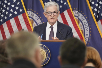 Fed giữ nguyên lãi suất, giá Bitcoin vượt mốc 98.000 USD