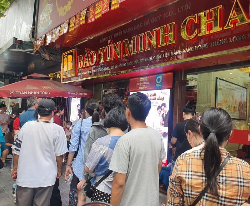 Giá vàng đột ngột giảm “sốc”, người mua vàng sáng mừng chiều tiếc vì "mất bữa lòng ngon"