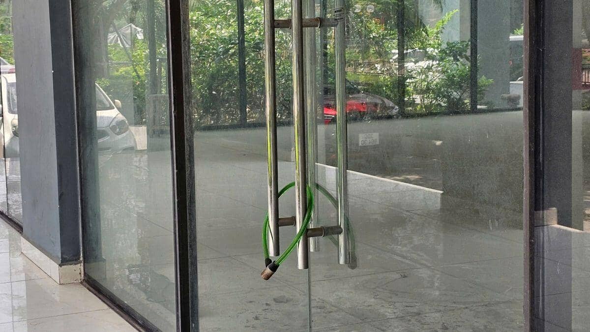 Cận cảnh khu hàng trăm căn hộ được đặt hàng làm nhà tái định cư bỏ hoang giữa lúc dân khát nhà ở ảnh 9