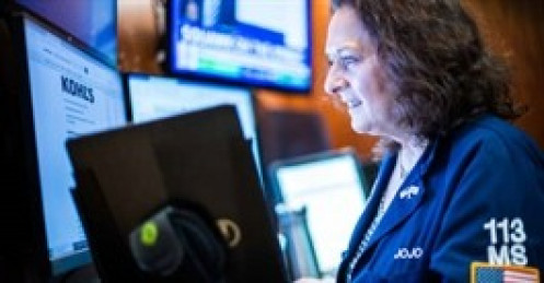 Dow Jones tăng hơn 250 điểm sau thông báo về thoả thuận Mỹ - Anh