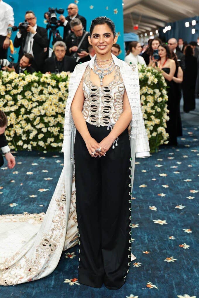 Con gái tỷ phú giàu nhất châu Á đeo trang sức 150 triệu USD tới Met Gala