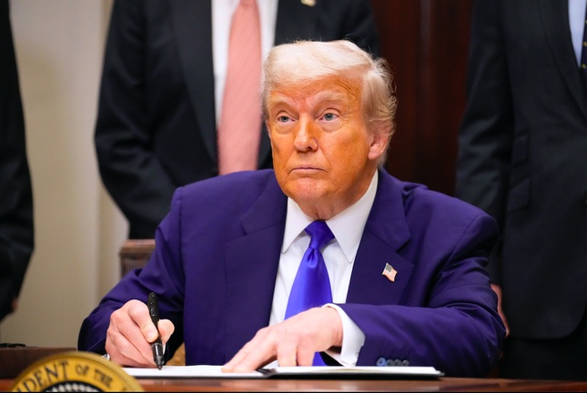Tổng thống Mỹ Trump ký sắc lệnh yêu cầu giảm giá thuốc