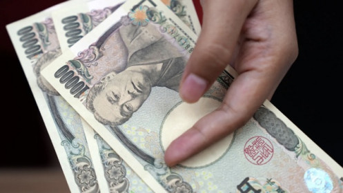 Vừa ôm tiền mặt, giới nhà giàu Nhật vừa lo đồng yên mất giá