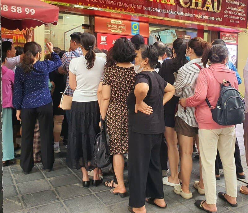 Giá vàng ngày 15/5: Giảm sâu, đổ xô đi xếp hàng mua vàng "bắt đáy"