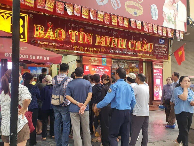 Giá vàng ngày 15/5: Giảm sâu, đổ xô đi xếp hàng mua vàng "bắt đáy"