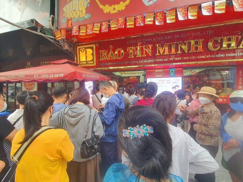 Giá vàng ngày 15/5: Giảm sâu, đổ xô đi xếp hàng mua vàng "bắt đáy"